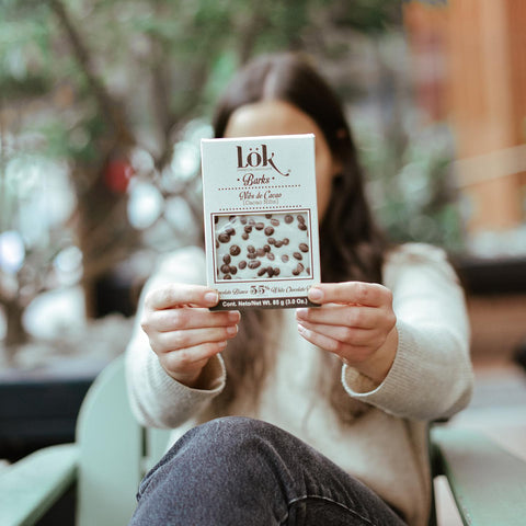 Lök White Chocolate Bark 35% Cacao with Cocoa Nibs 85g